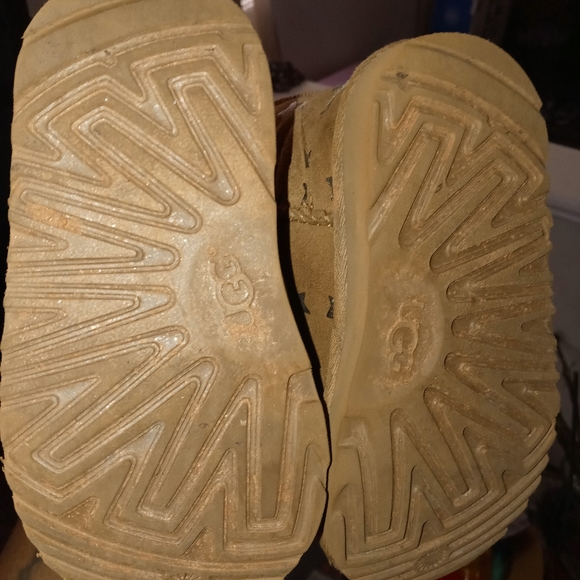Toddler size uggs - Picture 5 of 6